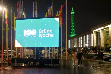 100 Jahre Grüne Woche, Display vor Messegebäude 100 Jahre Grüne Woche, Display vor Messegebäude