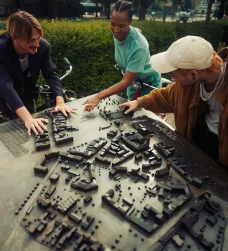 Junge Leute erkunden das Tastmodell für Sehbehinderte in der Altstadt Köpenick