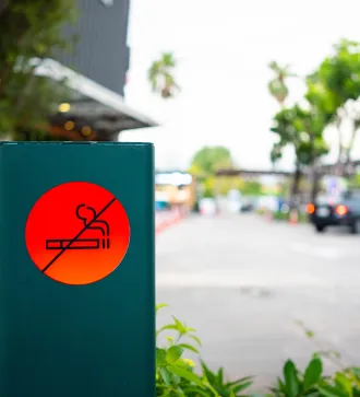 Ein "Rauchen Verboten" Schild auf einer Straße