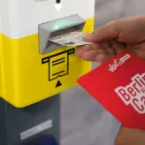 Entwertung der Berlin Welcome Card am Stempelautomat in Berlin