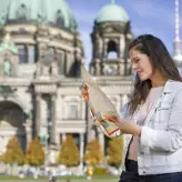 Frau mit Stadtplan vor dem Berliner Dom