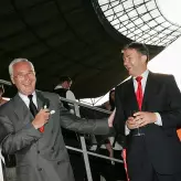 Der damalige Regierende Bürgermeister Klaus Wowereit kommt zur Begrüßung der Gäste ins Olympiastadion