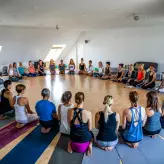 Berlin Yoga Conference Teilnehmer bilden einen Kreis auf dem Boden