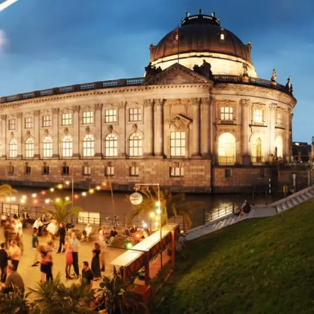 Tanzende Menschen im Monbijou-Park am Bodemuseum bei Nacht 