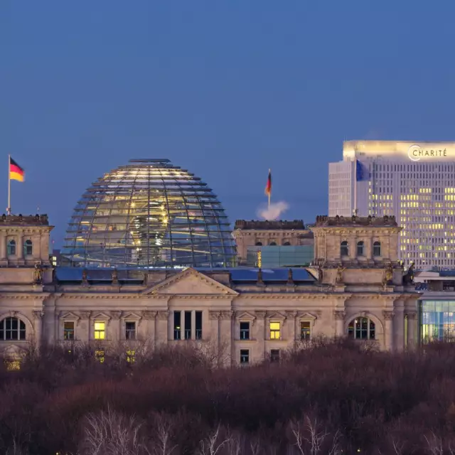 Blick auf Berliner Reichstag und Charité Universitätsklinikum