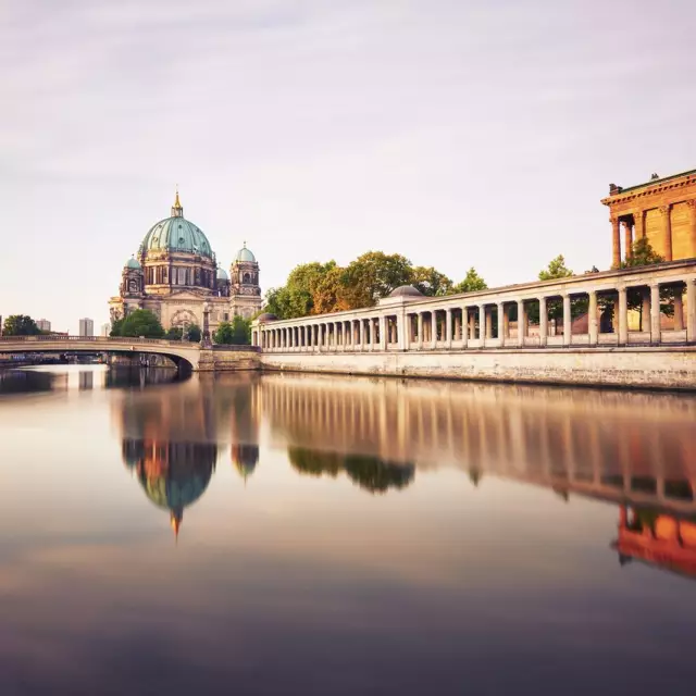 Blick vom Wasser auf Museumsinsel und Berliner Dom 