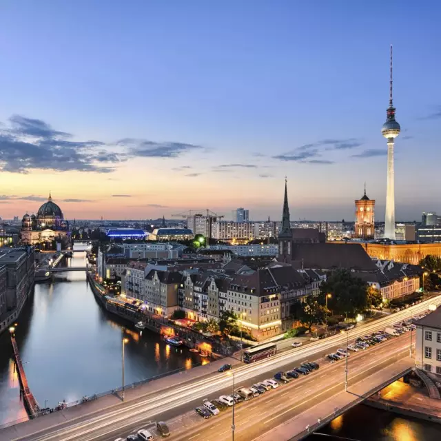 Panoramablick über Berliner Nikolaiquartier bei Sonnenuntergang, Spree und Berliner Fernsehturm bei Dämmerung