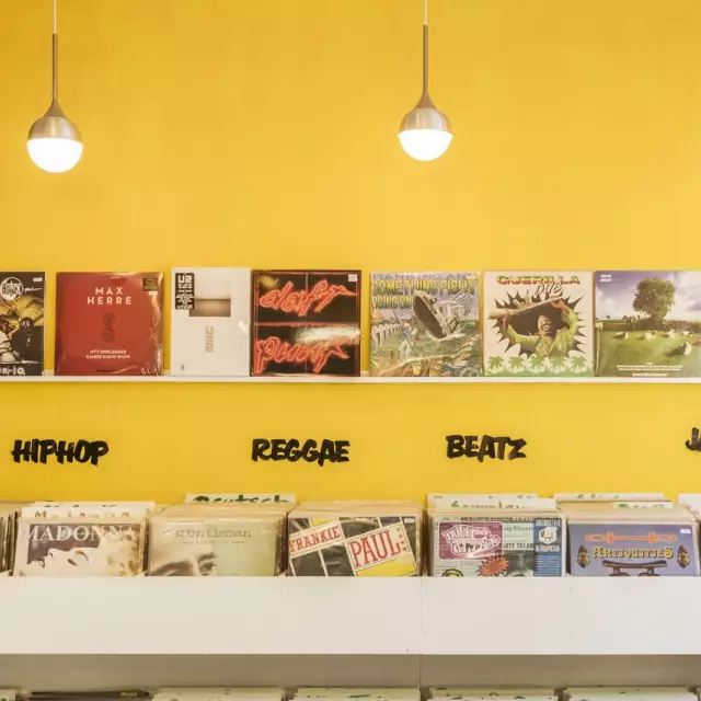 Laden mit verschiedenen Vinyl-Platten