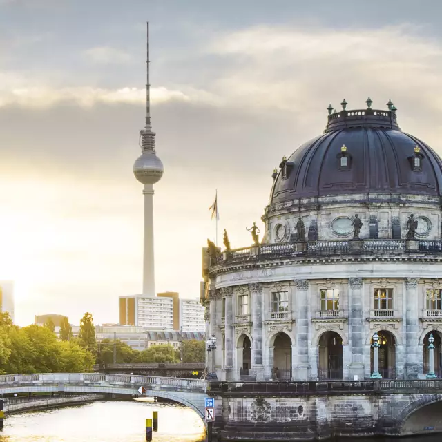 Berlin Convention Office, Service und Eventplanung, Blick auf das Bode-Museum, im Hintergrund der Berliner Fernsehturm