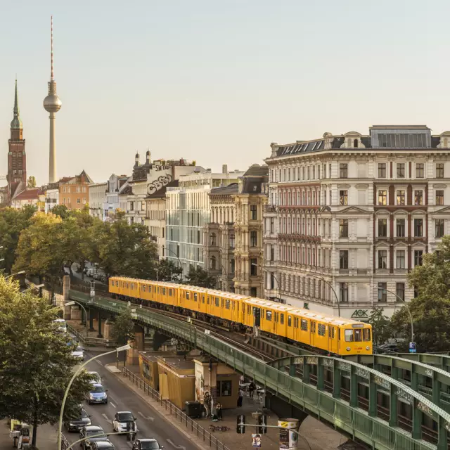 Berlin Convention Office, Datenschutzerklärung, Blick auf die Hochbahn  Eberswalder Straße, Berlin Skyline mit Fernsehturm