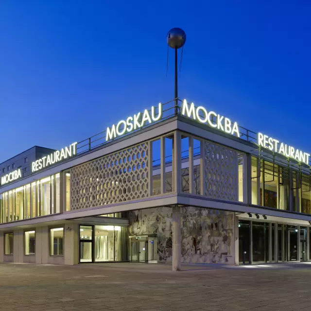 Blog Berlin Meetings, event location and architectural highlight Café Moscow, exterior view at night