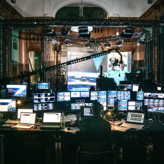 Blick auf die Technikausstattung beim Digital Gipfel 2020 in Berlin