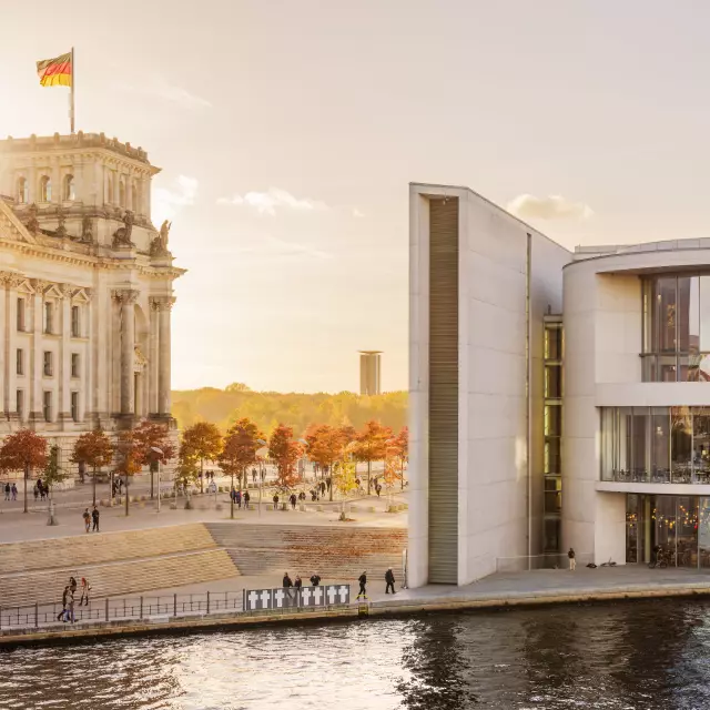 Regierungsviertel Spree Convention Office Berlin 