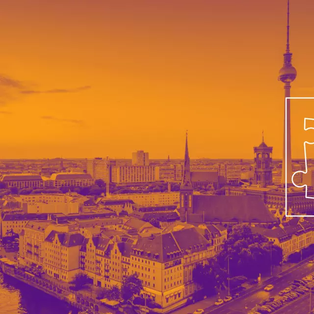 Panorama von Berlin mit Blick auf den Berliner Dom, die Spree und den Fernsehturm. Das Bild ist in einem orange-violetten Farbfilter gehalten. Im Vordergrund ist das Logo des "Berlin Meeting Campus" in Form eines Puzzlestücks mittig platziert.