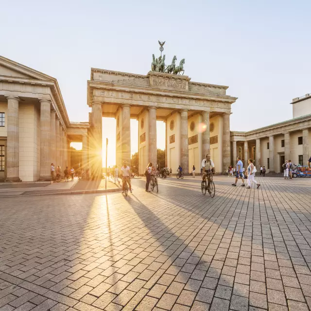 Meeting Guide Berlin, Brandenburger Tor im Sommer bei Sonnenuntergang