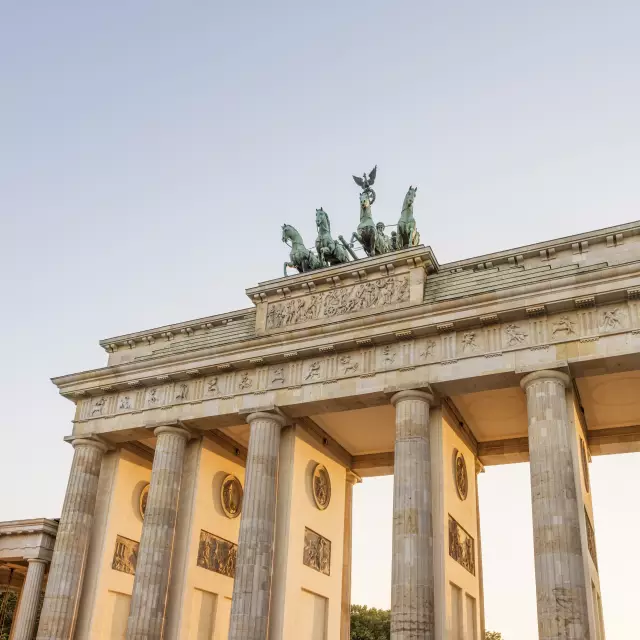 Kongressfonds Berlin, Blick auf das Brandenburger Tor und die Quadriga, blauer Himmel bei Sonnenuntergang