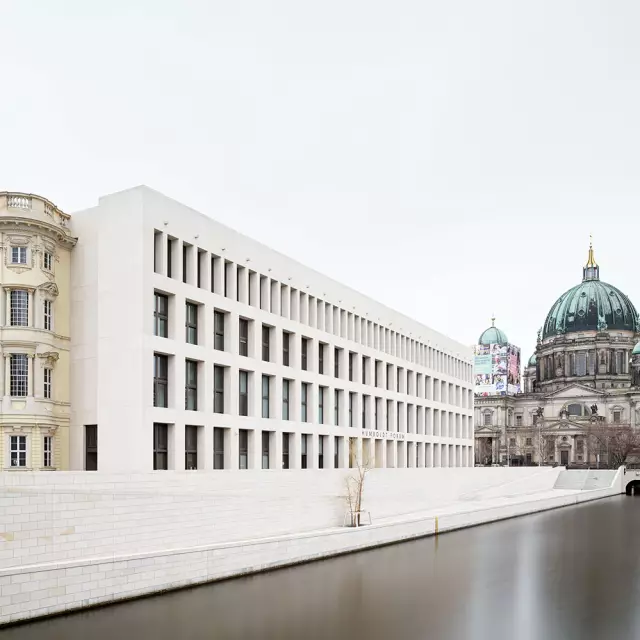 Ostfassade des Humboldt Forums und Berliner Dom
