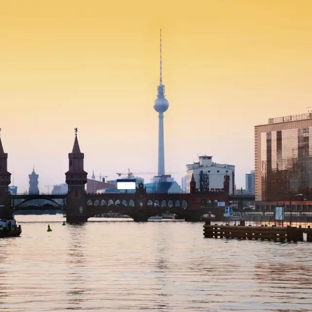 Berlin bei Sonnenuntergang mit Blick auf die Oberbaumbrücke
