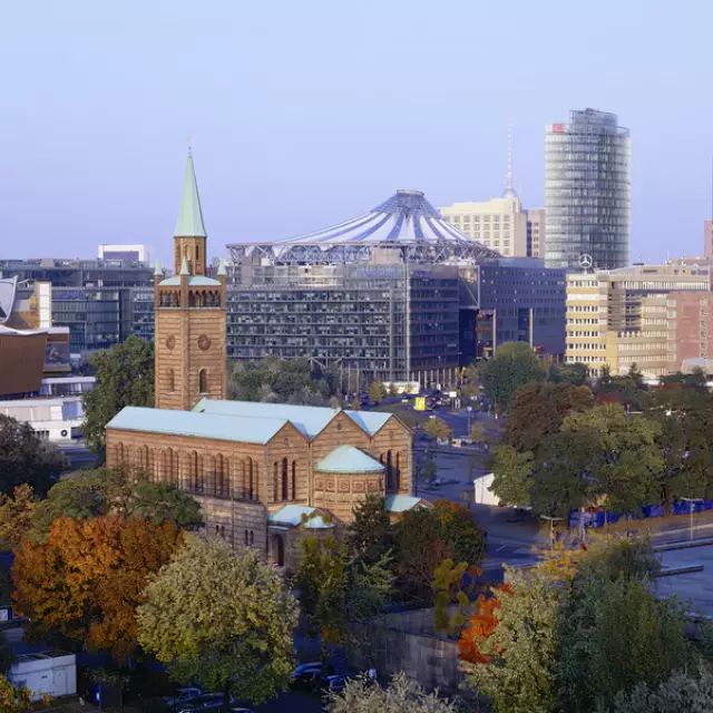 Blick auf den Potsdamer Platz, im Vordergrund die St.-Matthäus-Kirche