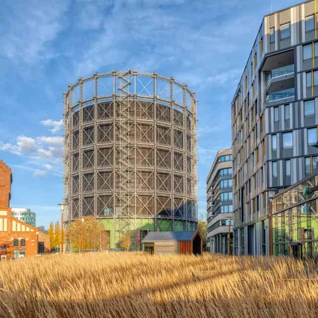Das denkmalgerecht renovierte Gasometer des EUREF Campus in Schöneberg