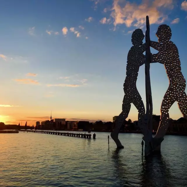 Molecule Man bei Sonnenuntergang