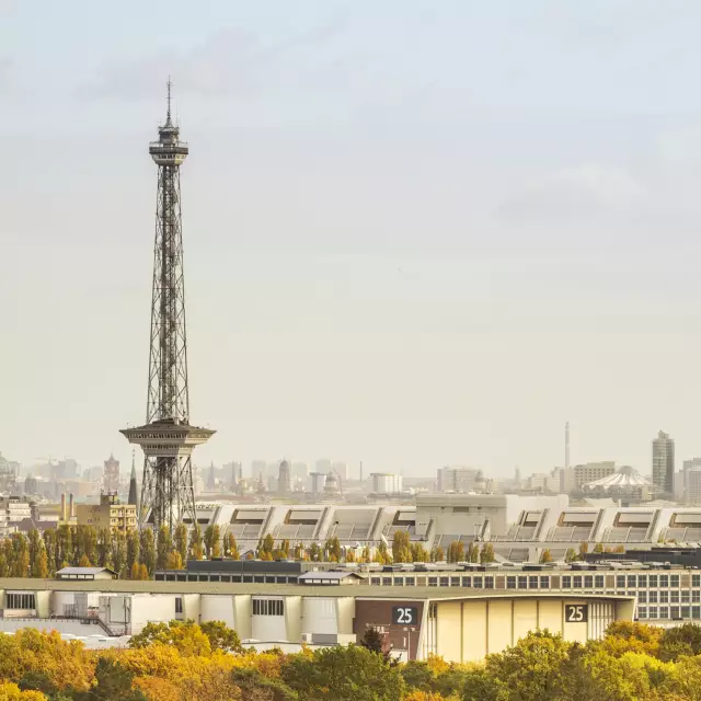 Funkturm mit Fernsehturm im Hintergrund