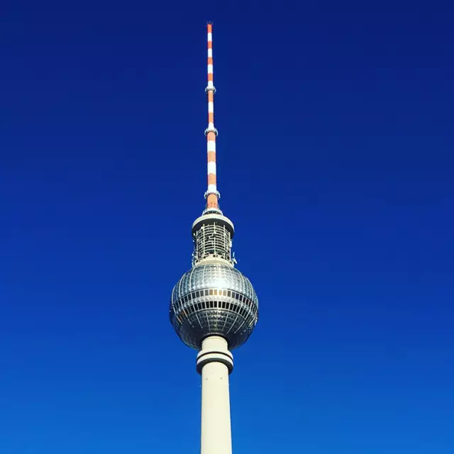 Fernsehturm vor blauem Himmel