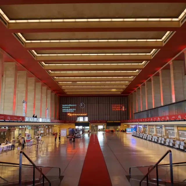 Schalterhalle im alten Flughafen Tempelhof