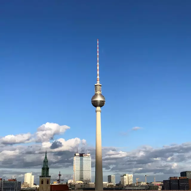 Berliner Skyline mit Fernsehturm und Rathaus