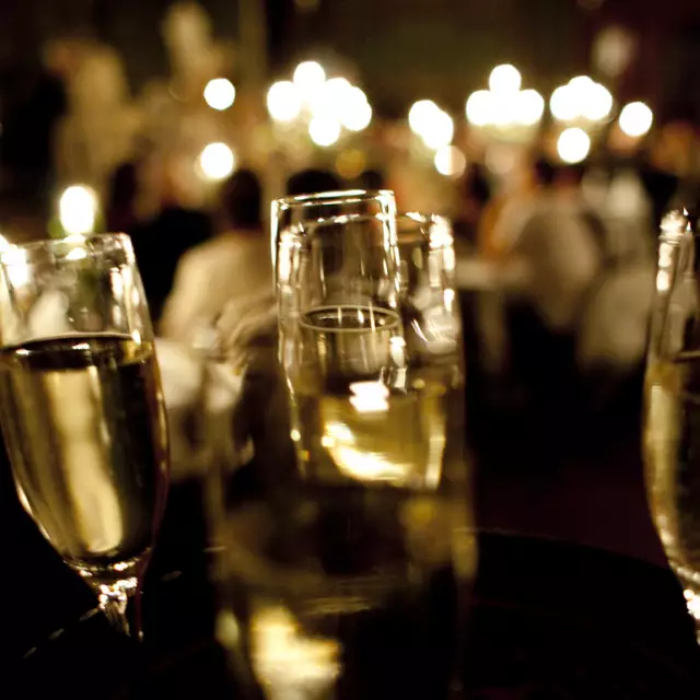 Gläser mit Schaumwein