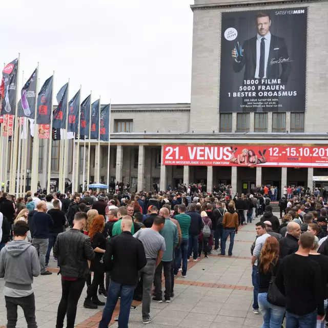 Eingang zur Venus mit Menschenschlange