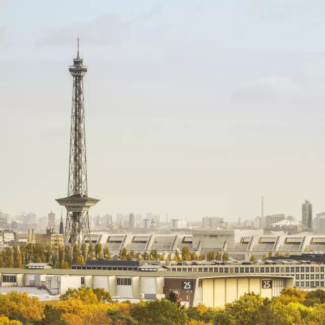 Funkturm mit Berliner Skykline und Fernsehturm im Hintergrund