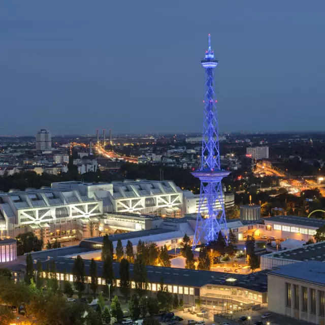 Beleuchteter Berliner Funkturm mit Messegelände
