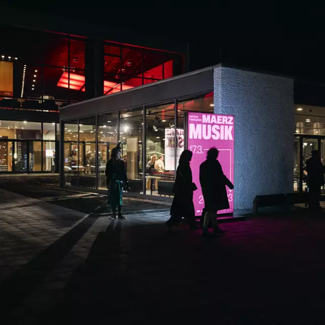 Haus der Berliner Festspiele, Außnaufnahme abends, beleuchtet während MaerzMusik 2023