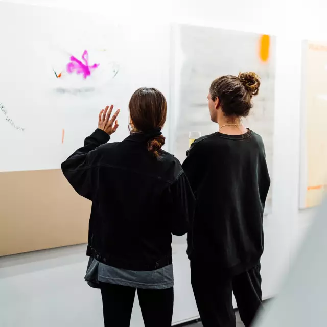 Menschen betrachten ein Bild beim Affordable Art Fair