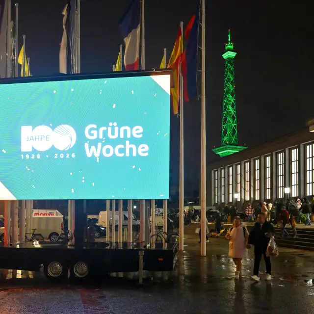 100 Jahre Grüne Woche, Display vor Messegebäude