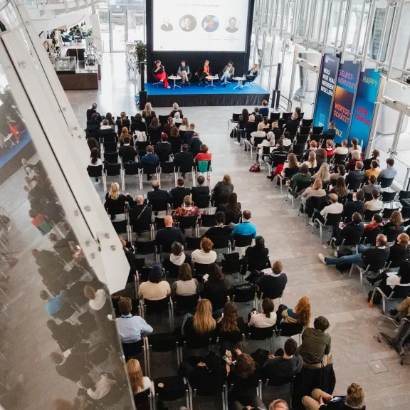 Fasanenpassage Plenum und Podium im Ludwig Erhard Haus
