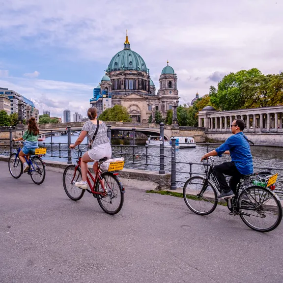 Berlin on Bike - Highlights Bike Tour - Spree & Berliner Dom