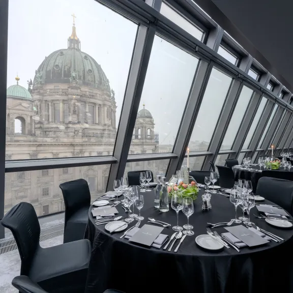 Meeting Foyer mit Blick auf den Berliner Dom im Radisson Blue Collection Hotel