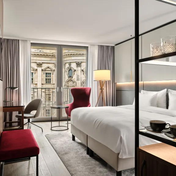 Zimmer mit Blick auf den Deutschen Dom im Radisson Blue Collection Hotel