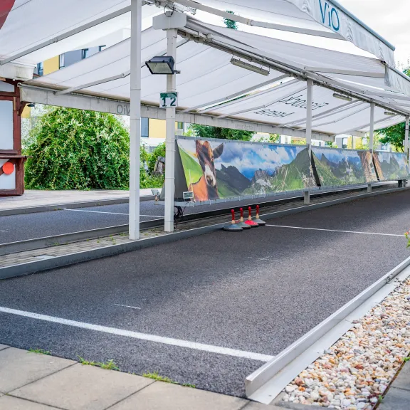 Überdachte Asphalt-Kegelbahn im Freien