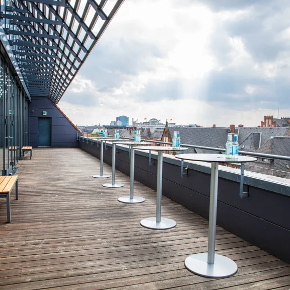 Blick von der Dachterrasse über die Dächer Berlins