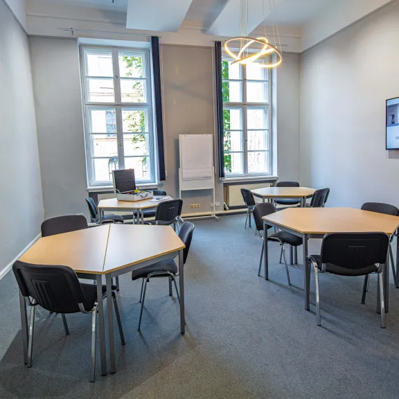 Blick in den Seminarraum Werner Körte mit Tischinseln