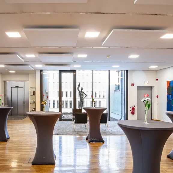 Blick in das Foyer mit Stehtischen im 5. Obergeschoss