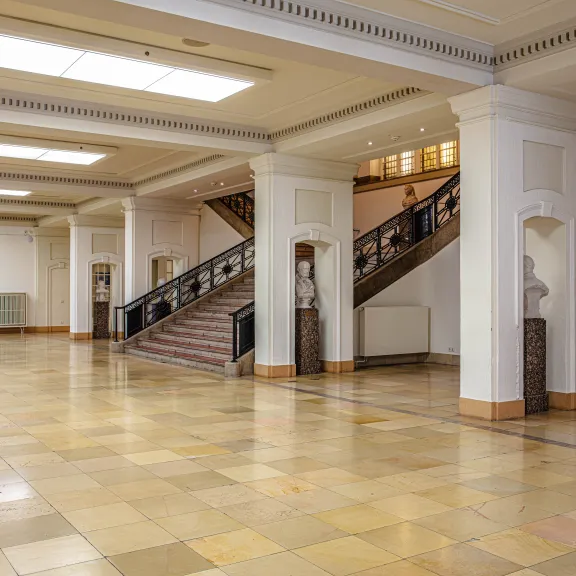 Blick in das historische Foyer im Erdgeschoss von der Loggia