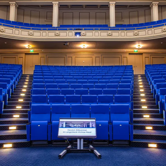 Blick von der Bühne ins Plenum im Historischen Hörsaal, 1. bis 3. Obergeschoss
