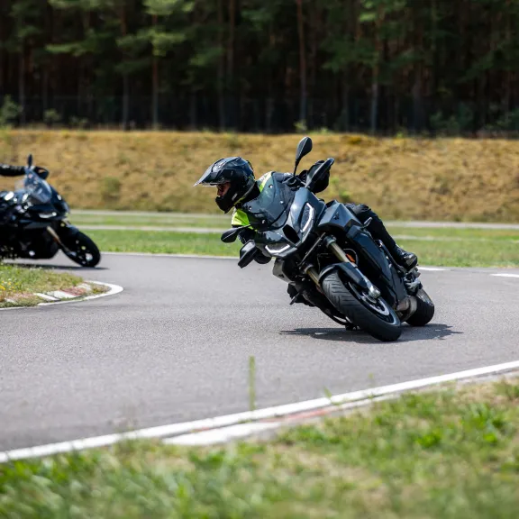Motorradfahrer im ADAC Motorrad-Fahrsicherheitstraining