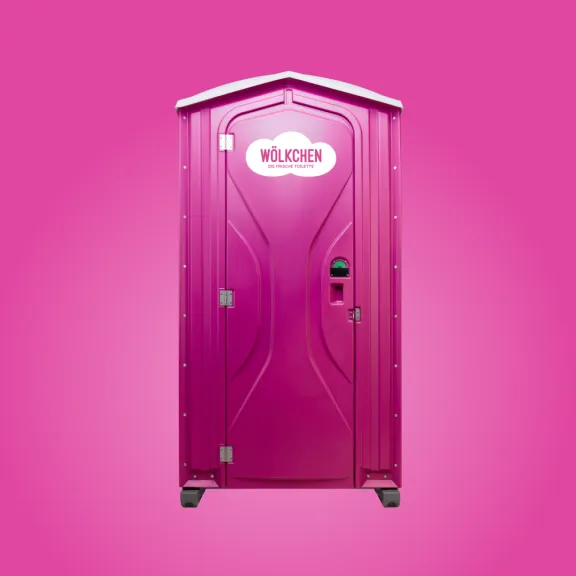 EIne pinke Wölkchen WC-Kabine mit dem Logo, der weißen Wolke. Diese wird durch einen zarten, pinken Hintergrund hervorgehoben.