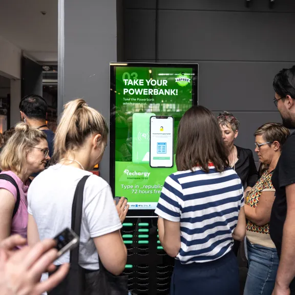 Rechargy Handyladestation mit Screen für Veranstaltungen