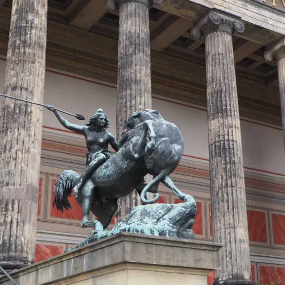Statue vor dem Alten Museum auf der Museumsinsel